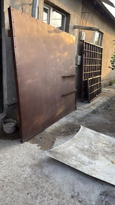 Коричневая ворота