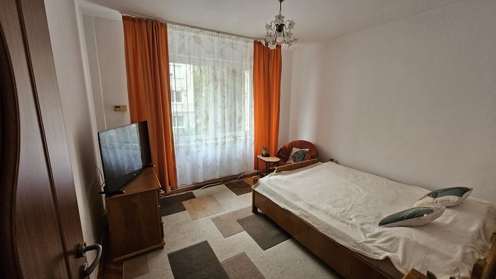 Inchiriez apartament 2 camere Unirii  etajul 1 -  270 euro