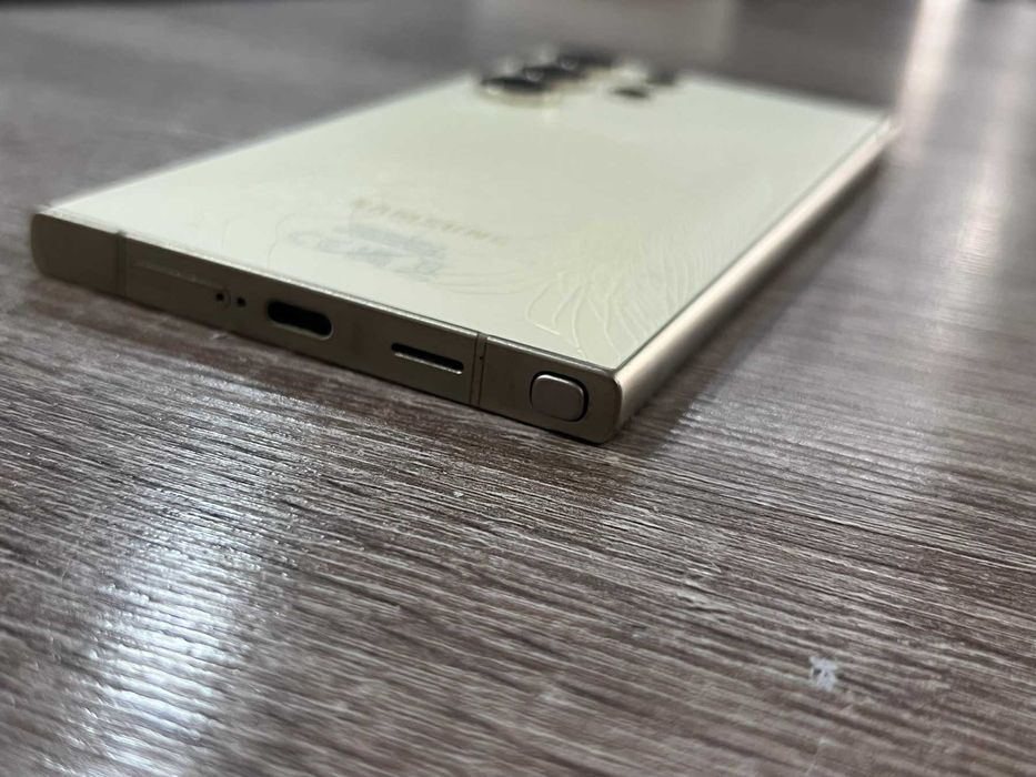 Samsung S24 Ultra 256GB Пукнат гръб