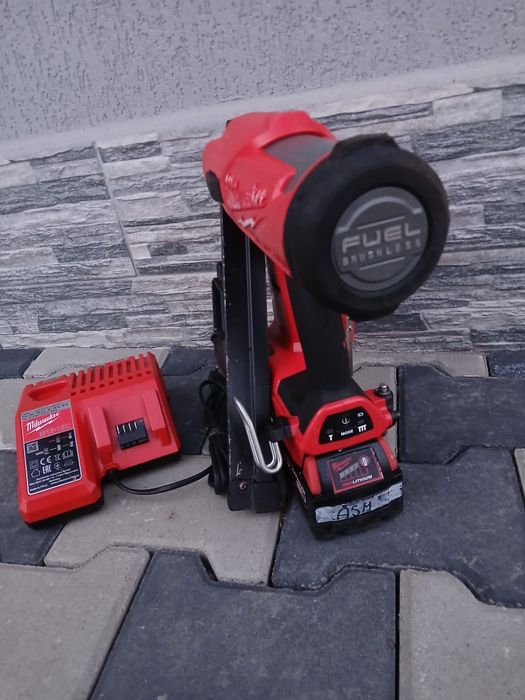Pistol cuie Milwaukee M18 FFN impecabil
