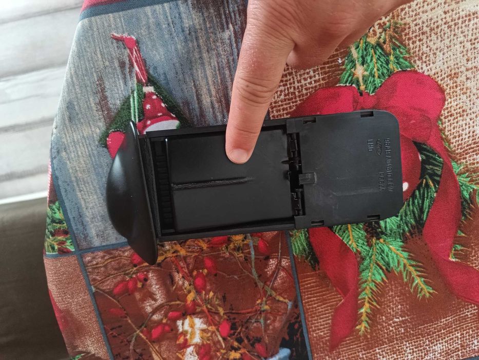 Продавам пепелник за автомобил-Форд Фокус