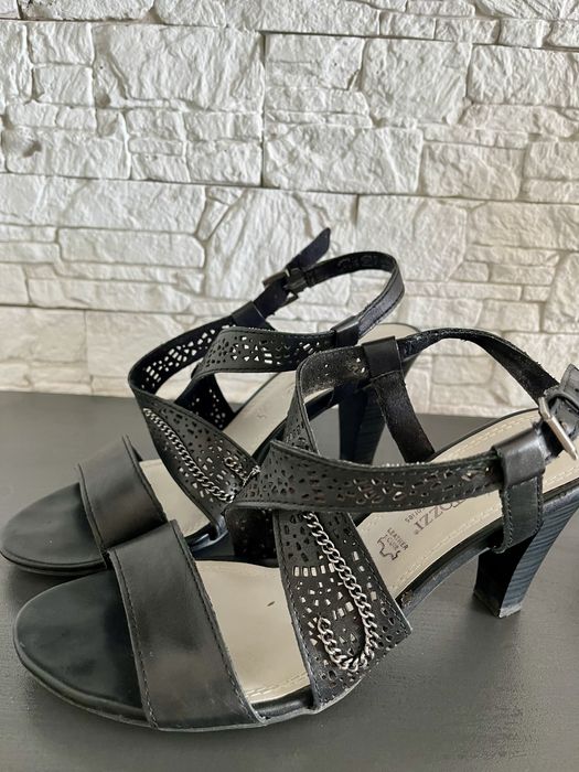 Продам босоножеи на каблуке