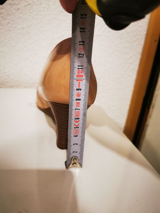 Бежови лачени обувки на платформа