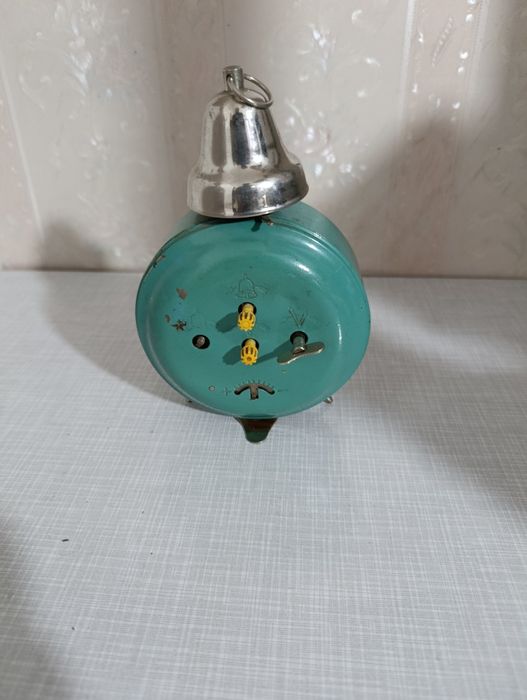Продам часы кукушка и будильник