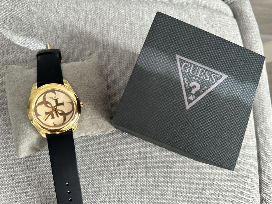 Женские часы от Guess