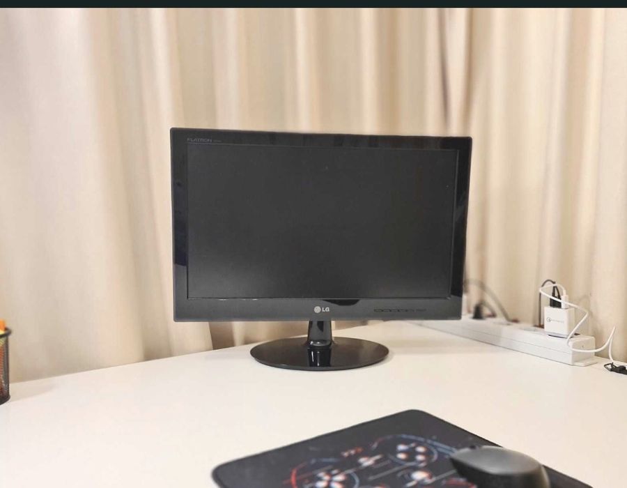 Монитор LG Flatron W2240