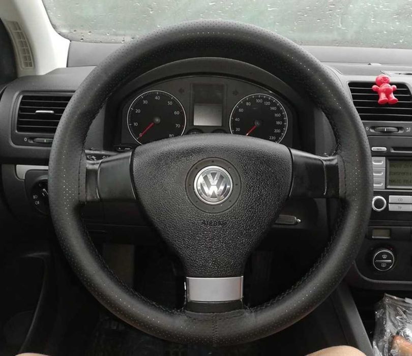 Husa volan piele naturala perforata neagra si cusatura rosie d=37/38cm