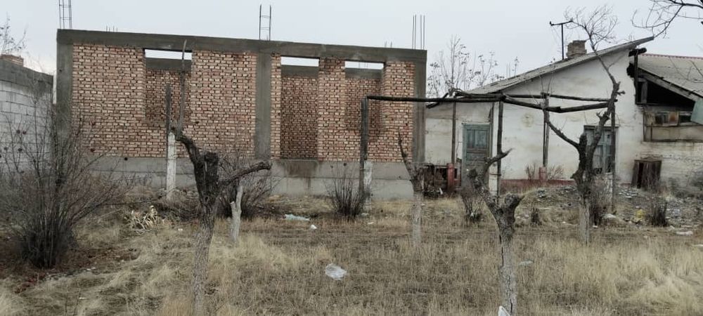 Қурилиши тугалланмаган ҳовли уй сотилади. Нархини келишамиз