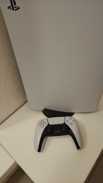 Продавам PS5 CFI-1216A