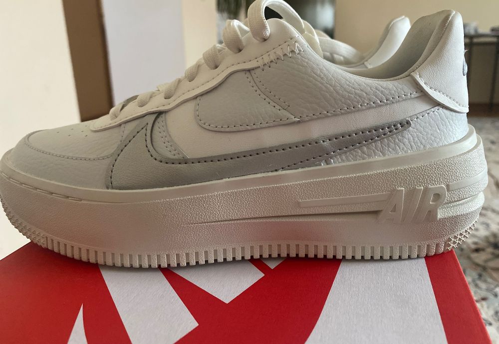 Кроссовки женские