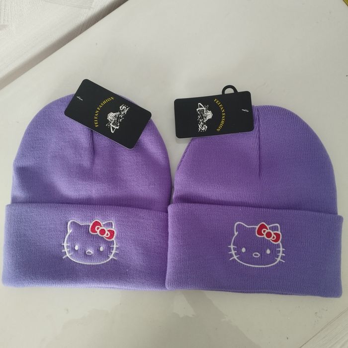 Продам шапки новые 2 шт           .