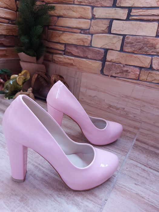 Елегантни обувки от еко лак