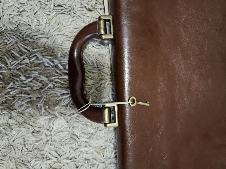 Servieta din piele nouă