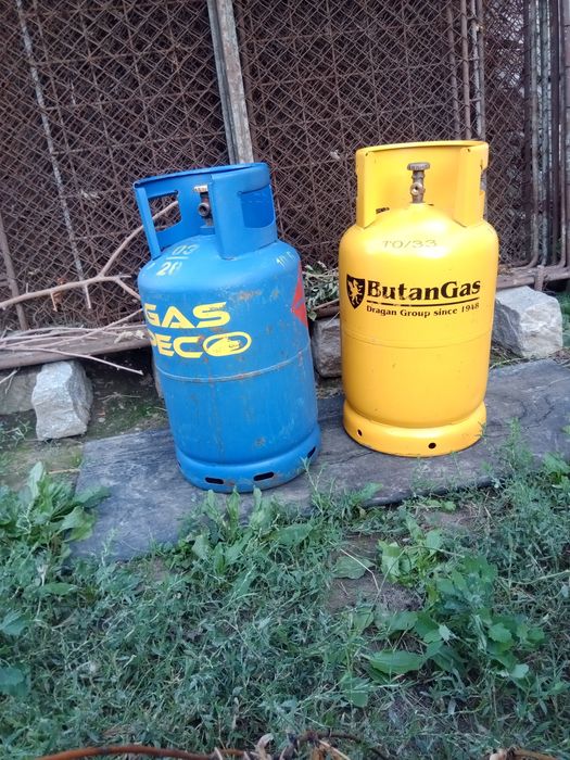 Butelii cu guler românești.