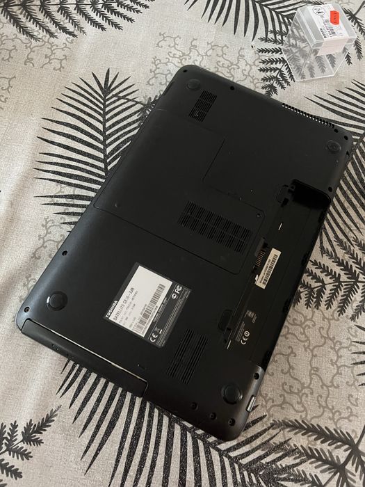 Лаптоп Toshiba със зарядно