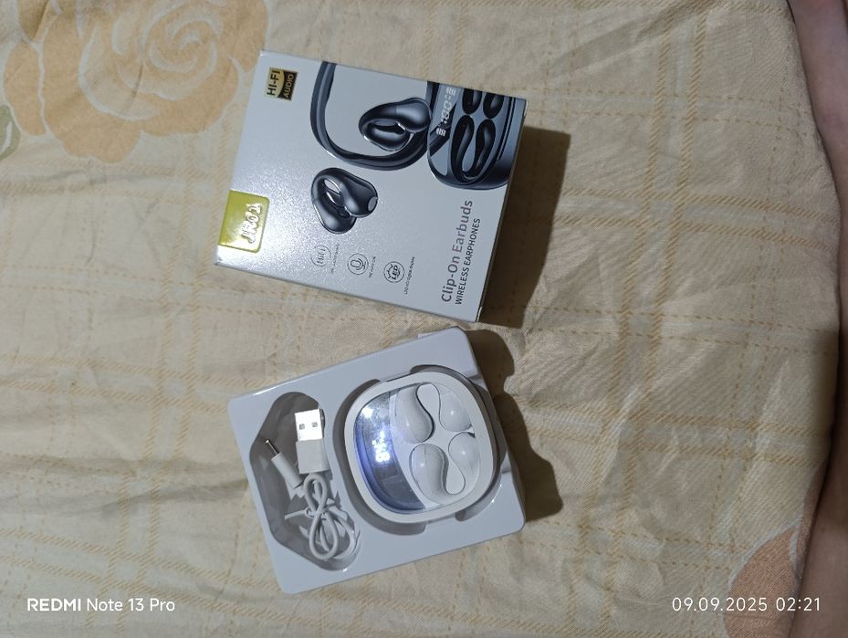 Продаю срочно наушники  еще новые не пользовались