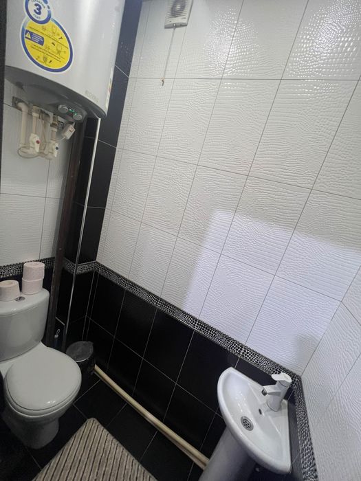 Ал Хоразмий шох кучасида 3 хонали 85 кв барча жихозлари билан