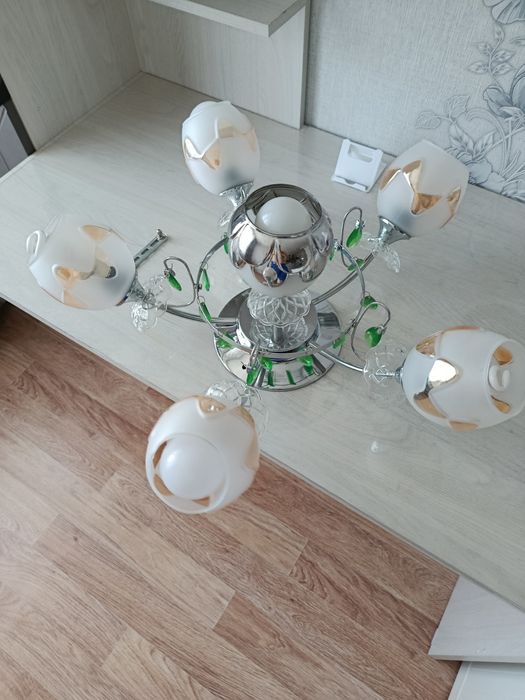 Продам   люстры.