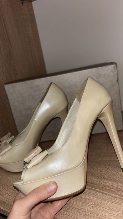 Pantofi cu toc alb crem / cu platforma