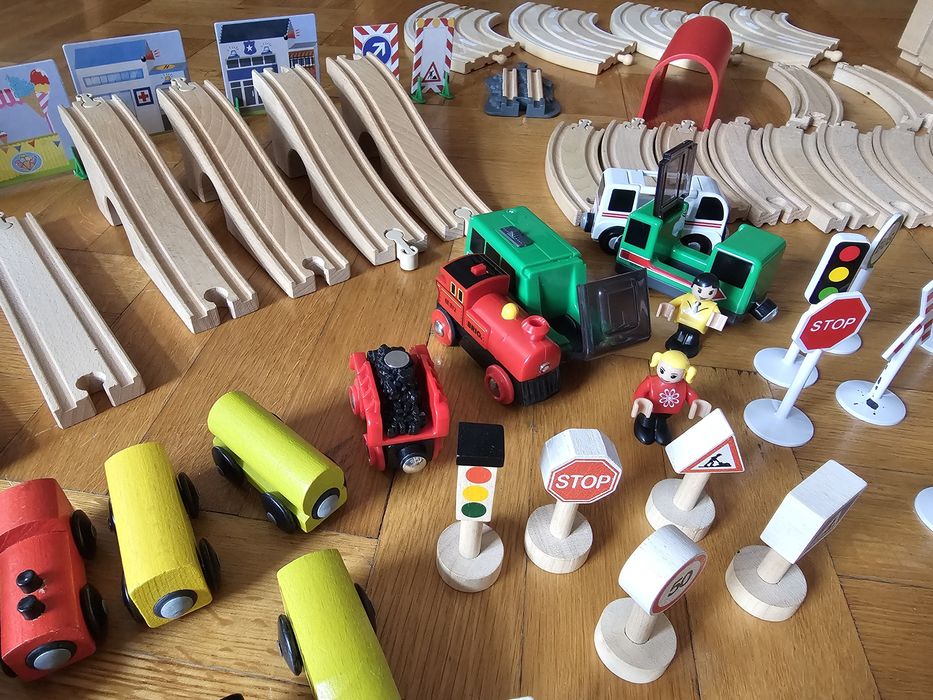 Lot / set trenuri sine lemn Brico / Ikea 2 locomotive electrice