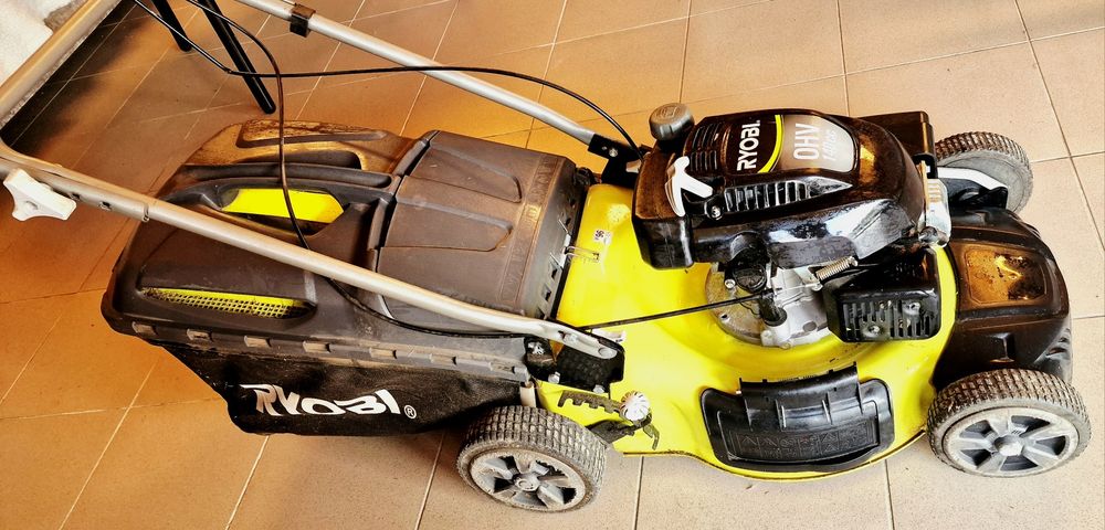 Vand masina de tuns iarba/gazonul pe benzina