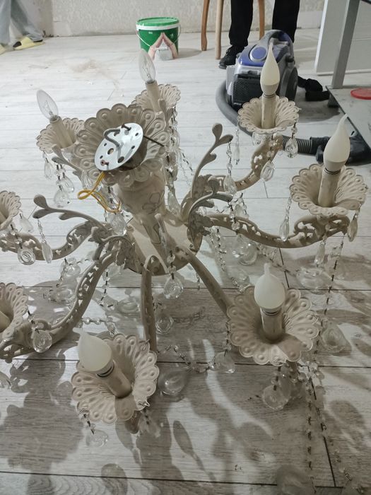 Люстра ұсталған.