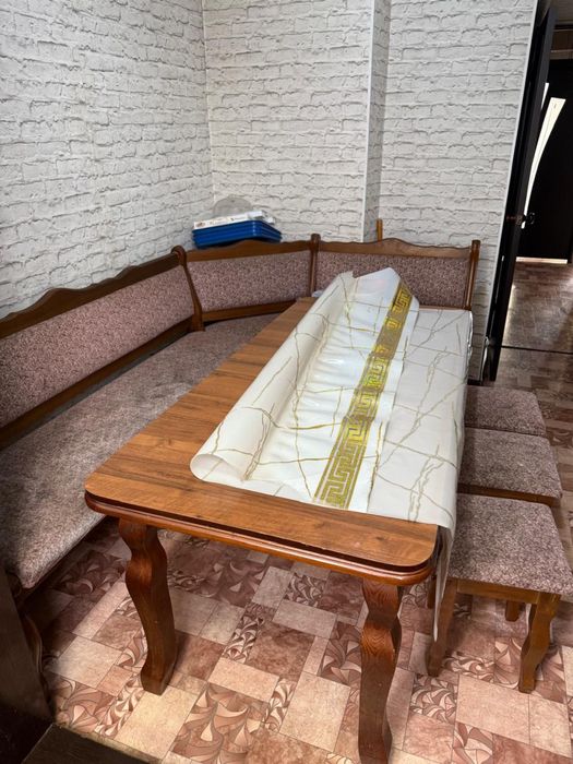 Продаётся кухонный стол