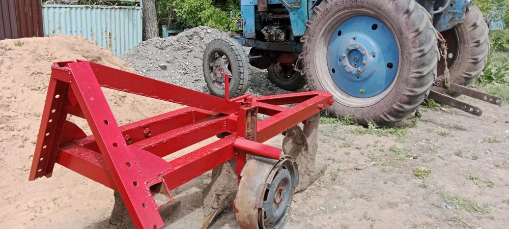 Трактор т40 с плугом трёх карпусном