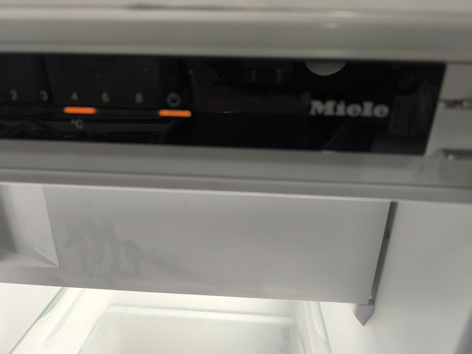 Хладилник с вътрешна камера за вграждане Miele K 7318 D - 187литра.