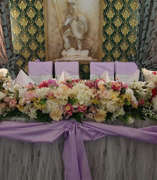 Vand aranjamente florale , flori artificiale  pentru evenimente