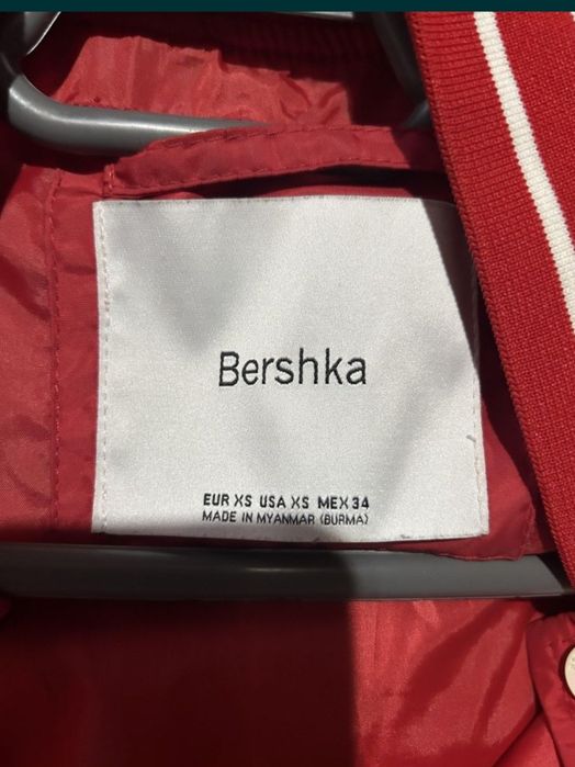 Geaca bershka mărimea xs