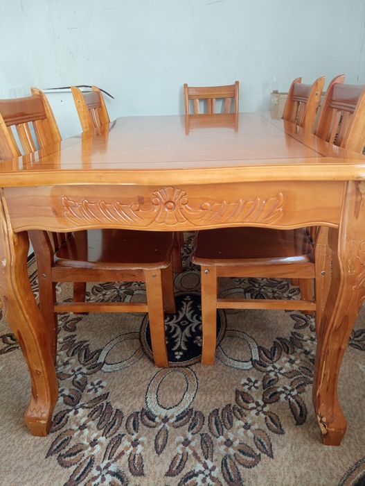 Продается стол с 6 стульями