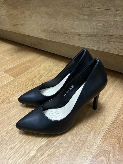 Продаю черные туфли на каблуке