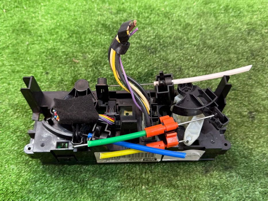 PANOU CENTRAL COMANDA CLIMA PEUGEOT 207 1.4 BENZINA 2007 COD OEM 69910002 6451TK 2006-2014