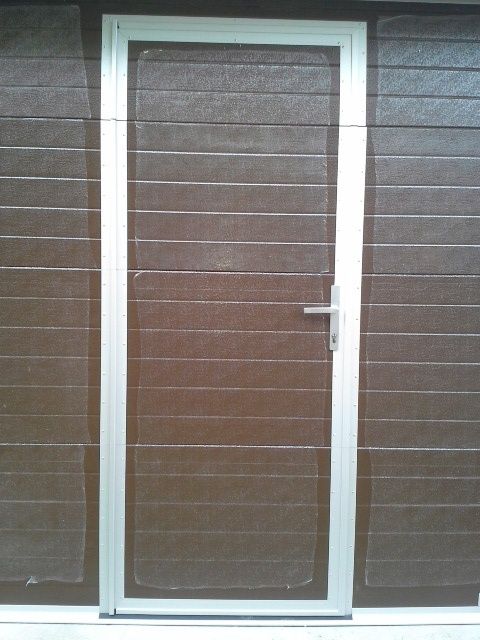 Usa de garaj sectionala izolata cu usa pietonala inclusa