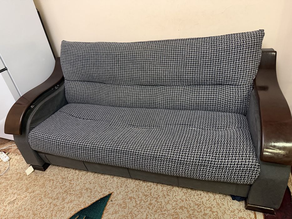 Диван мягкий длина 170 см. Почти новый