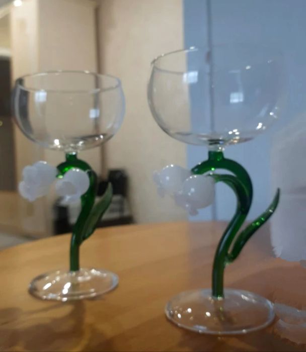 Изысканнык бокалы-креманки с роскошным дизайном ""ландышами""..
Выдувн