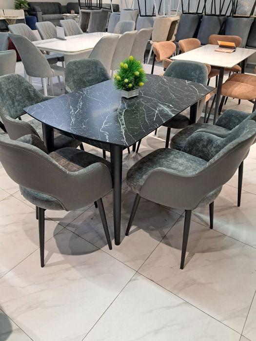 Стол и стулья с крутящим механизмом