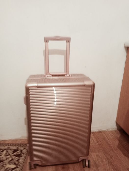 Чемодан сатылады.