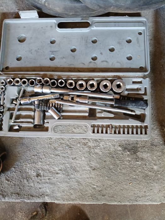 Продам лопаты, ключи.