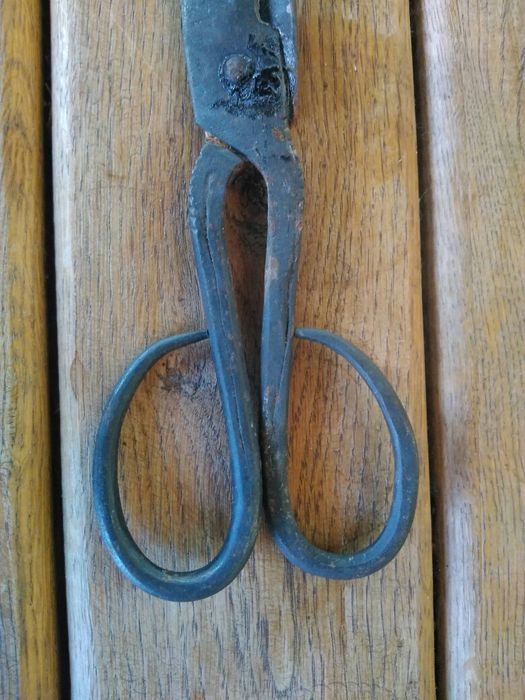 Продавам антикварна кована Българска ножица19 век Малка