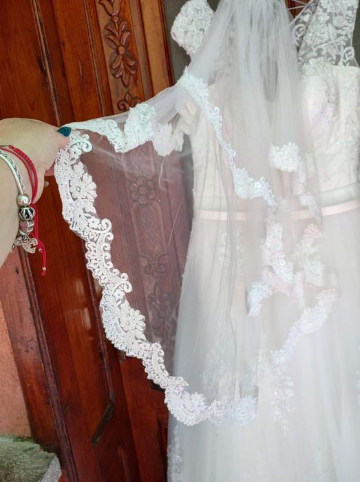 Vand rochie mireasa cu crinolina si voal cadou