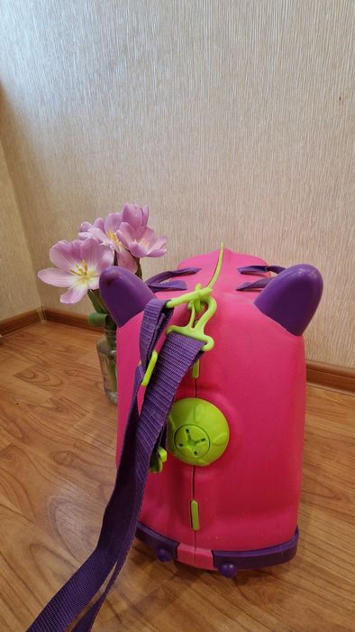 Розовый детский чемодан на колёсах.