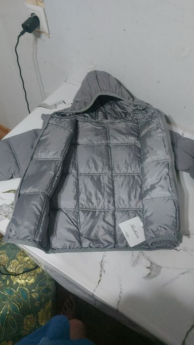 Продам куртку новая можно и мальчикам и девочкам