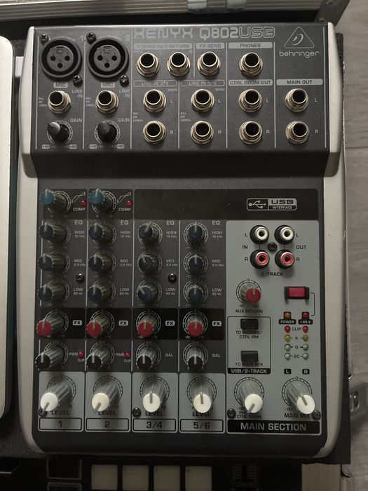 Mixer Xenyx Q802USB