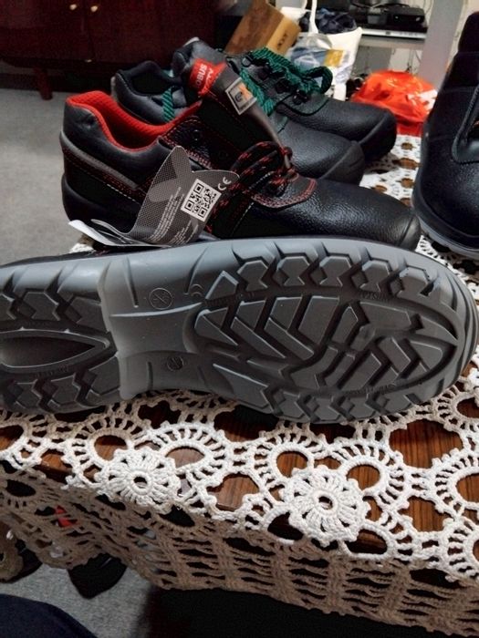 Продавам работни обувки  нови зимни