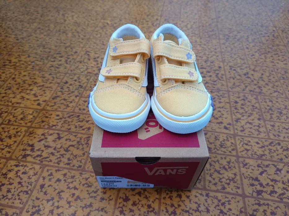 Чисто нови бебешки кецове Vans, с кутията! Размер: 19.