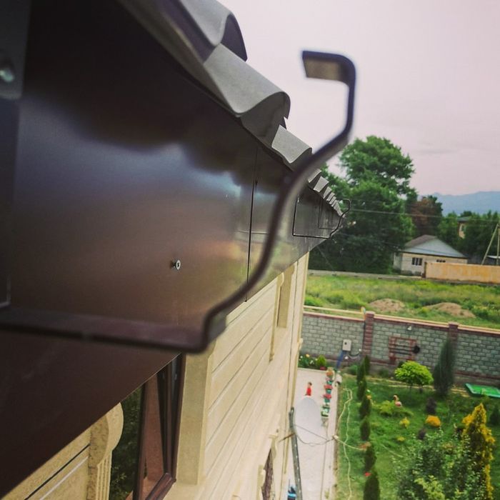 Установка водостоков , карнизы