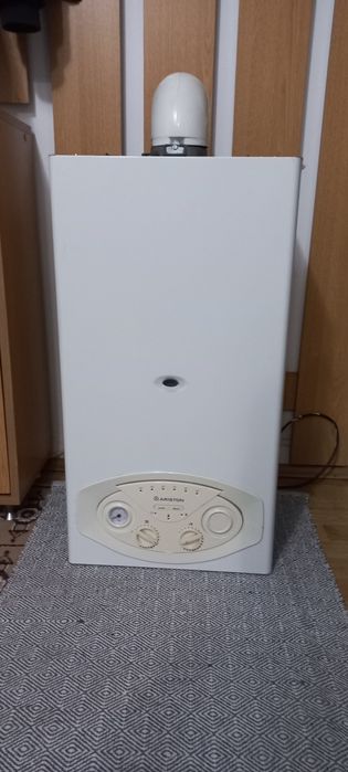 Vând centrala Ariston pentru pise de schimb.