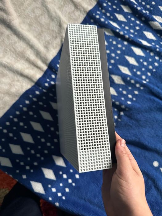 Xbox One S 1TB cu două manete și 20 jocuri